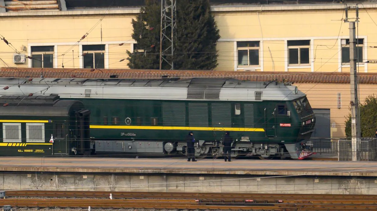 Esta imagen de archivo tomada el 9 de enero de 2019 muestra el tren (de regreso) utilizado por el líder norcoreano Kim Jong Un saliendo de la estación de tren de Beijing en Beijing