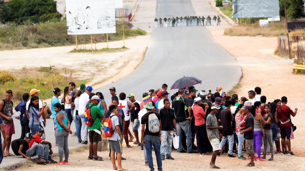 Unos 300 manifestantes antichavistas se aglomeran en el paso fronterizo entre ambos países, en la localidad de Pacaraima en la frontera con Brasil