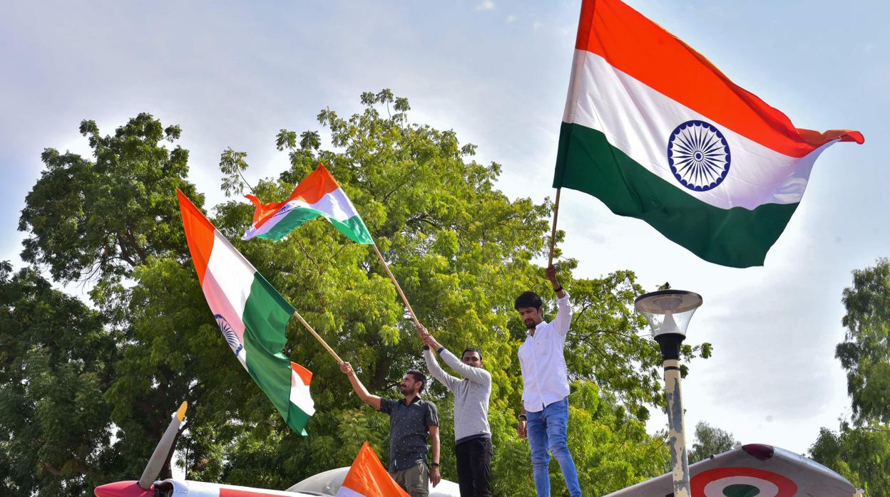 Indios celebran el ataque aéreo a Pakistán en reivindicación del atentado de Cachemira