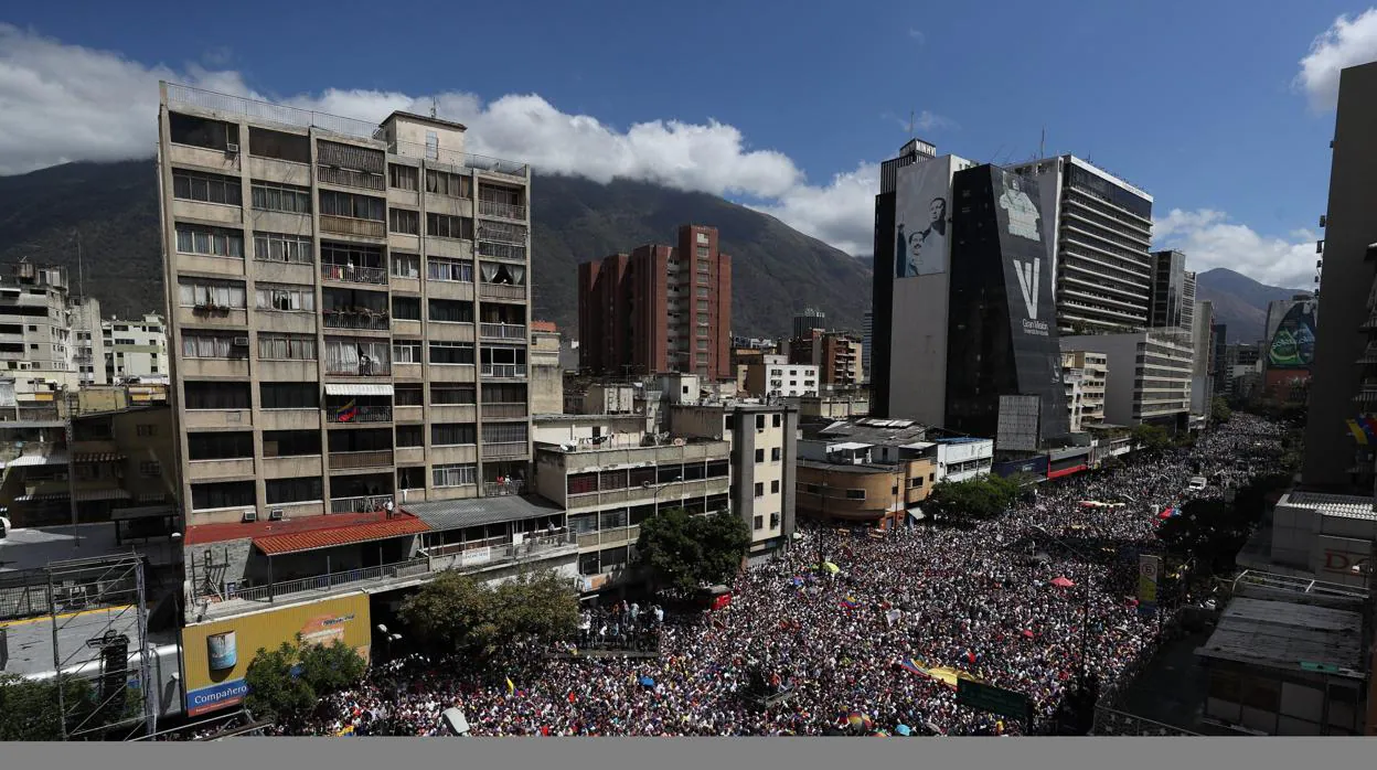Masiva manifestación en Caracas contra el régimen de Maduro