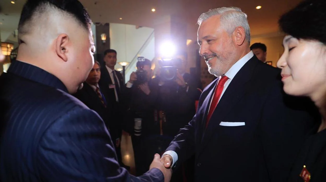 El malagueño Guillermo Pantoja dio ayer la bienvenida personal a Kim Jong-un al Hotel Meliá de Hanoi