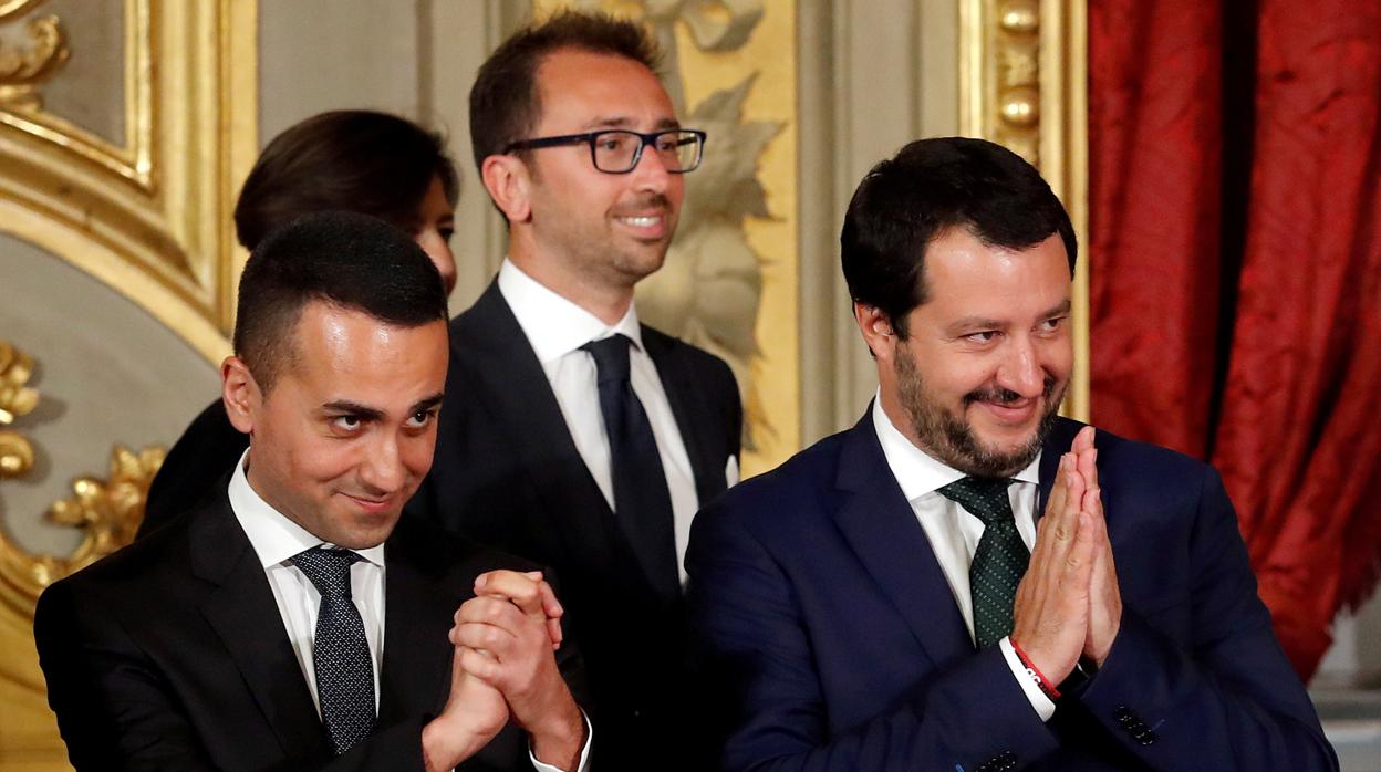 El ministro de Trabajo e Industria de Italia, Luigi Di Maio, junto al ministro del Interior, Matteo Salvini