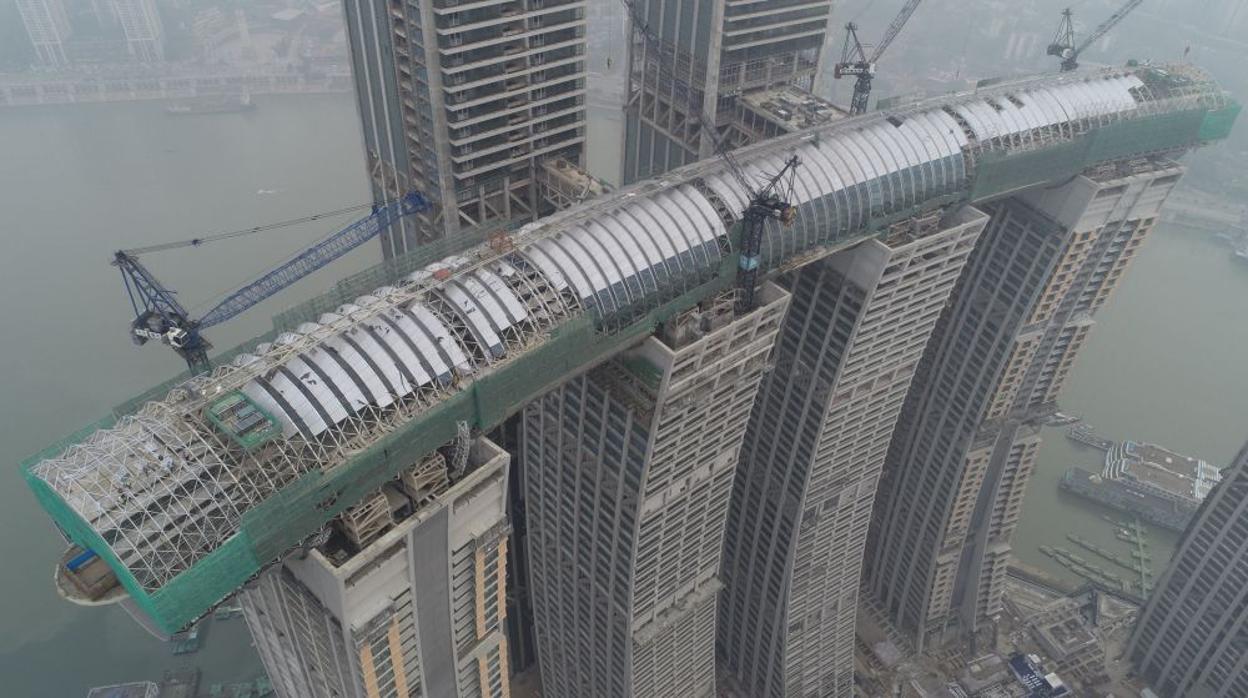Imagen de «The Crystal», el rascacielos «horizontal» del megacomplejo chino «Raffles City»