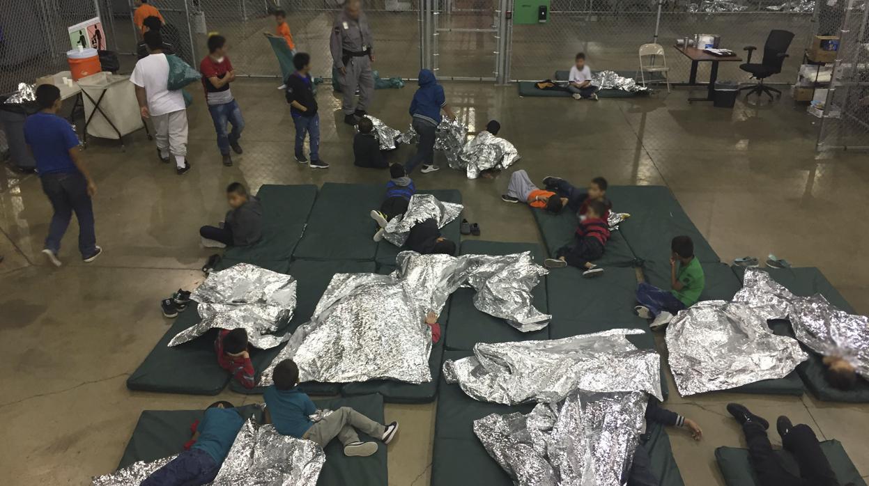 Niños que han sido separados de sus familias duermen en colchonetas en los centros de custodia