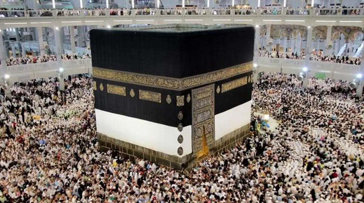 La Kaaba, en plena peregrinación a La Meca