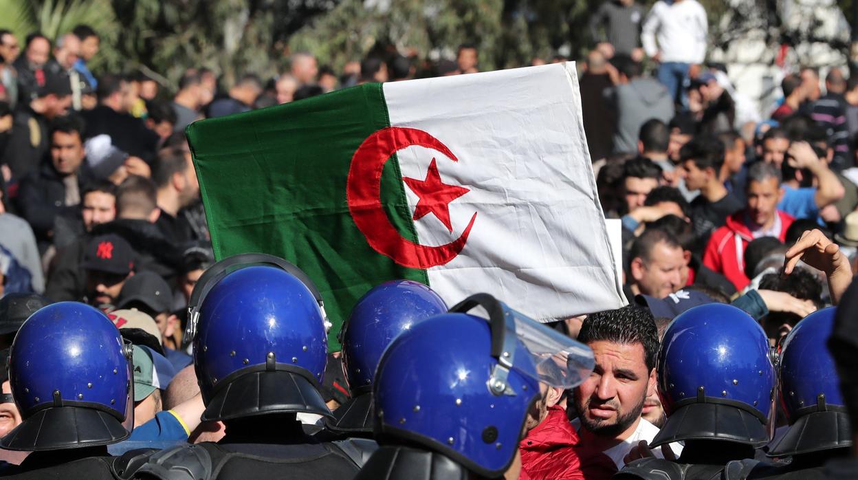 Manifestantes y antidisturbios ayer en Argel