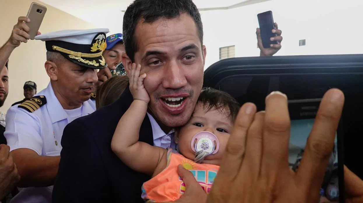 Juan Guaidó, con un bebé en el hotel donde se ha alojado en Ecuador