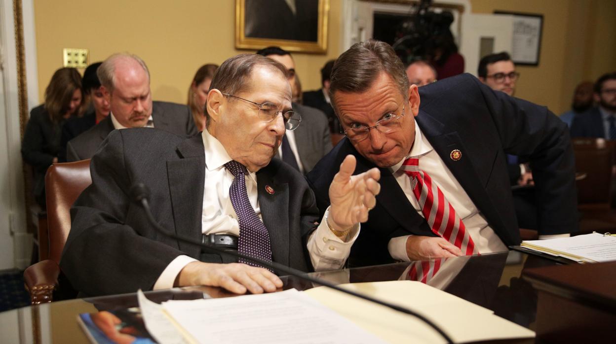 El demócrata Jerrold Nadler, en conversación con Doug Collins en el Capitolio