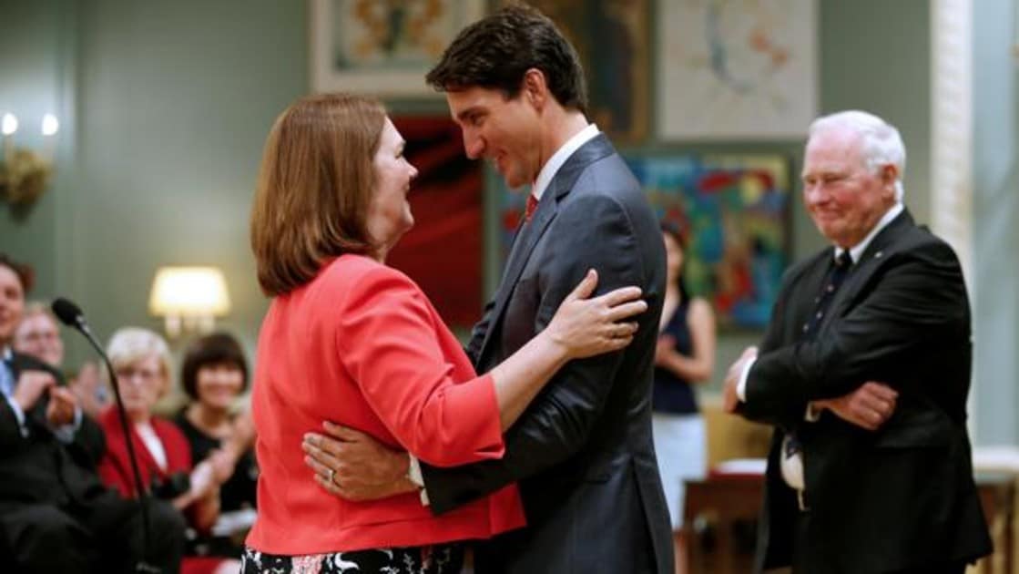 El Primer Ministro de Canadá, Justin Trudeau felicita a Jane Philpott luego de que asumió el cargo de Ministra