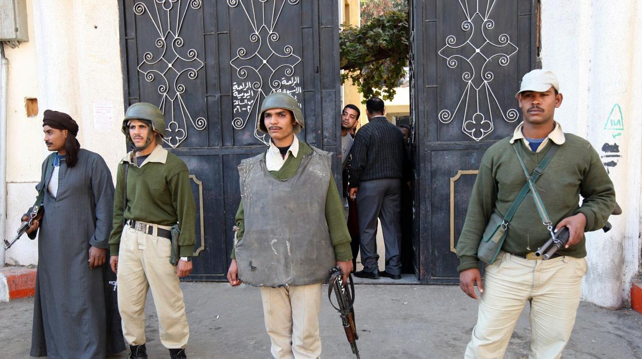 Policías montan guardia en una iglesia copta en Egipto tras un ataque yihadista