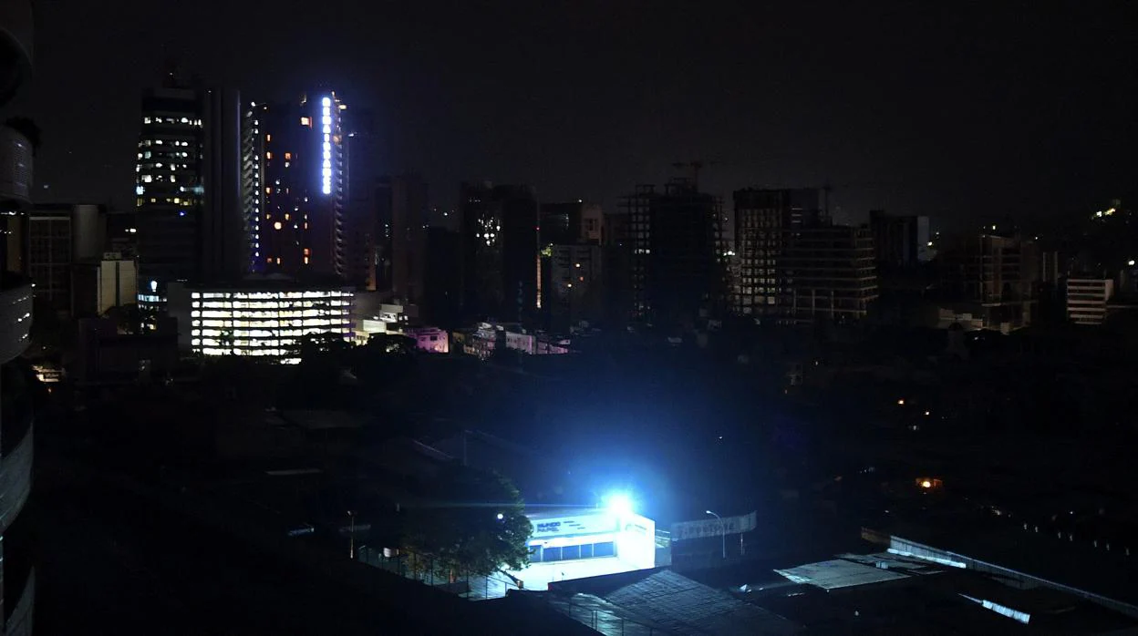 Un largo apagón de 20 horas deja en la oscuridad a toda Venezuela