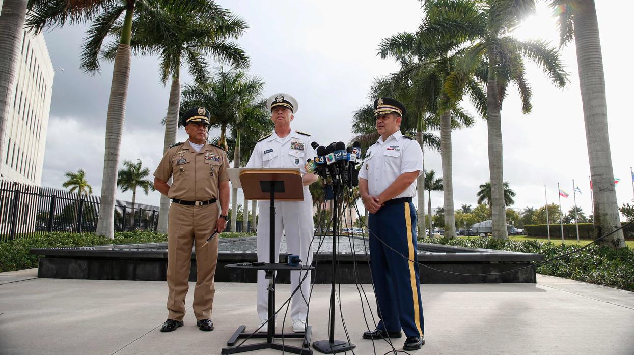 El almirante Craig Faller, jefe del Comando Sur de EE.UU. (centro), y el comandante general de las Fuerzas Militares de Colombia, el mayor general Luis Navarro Jimenez (izq.), junto a un intérprete, en Miami el pasado 20 de febrero