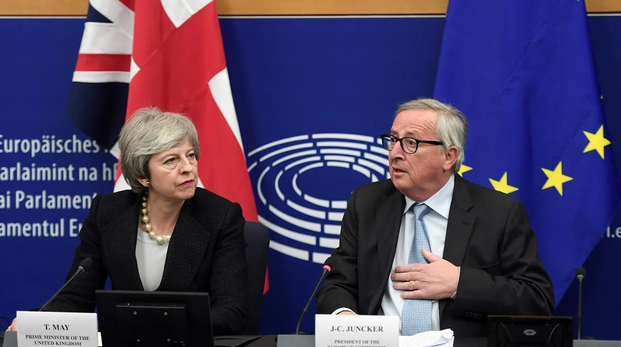 Theresa May y Jean-Claude Juncker durante la rueda de prensa tras la celebración de la reunión