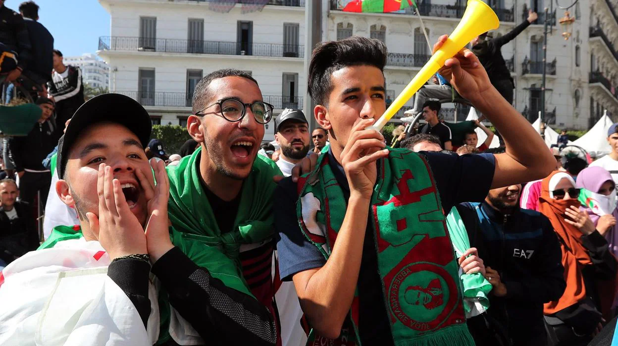 Los estudiantes salieron a las calles de Argelia para protestar contra el presidente
