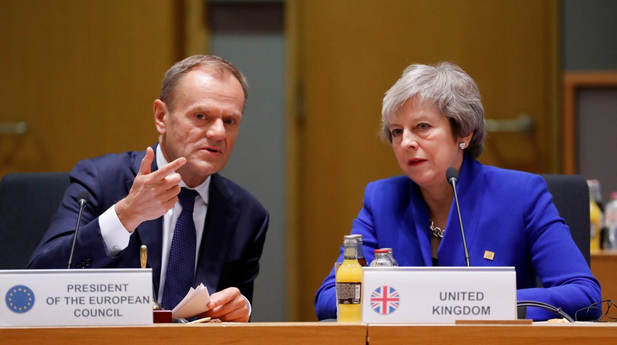 El presidente del Consejo Europeo, Donald Tusk, junto a la primera ministra británica, Theresa May