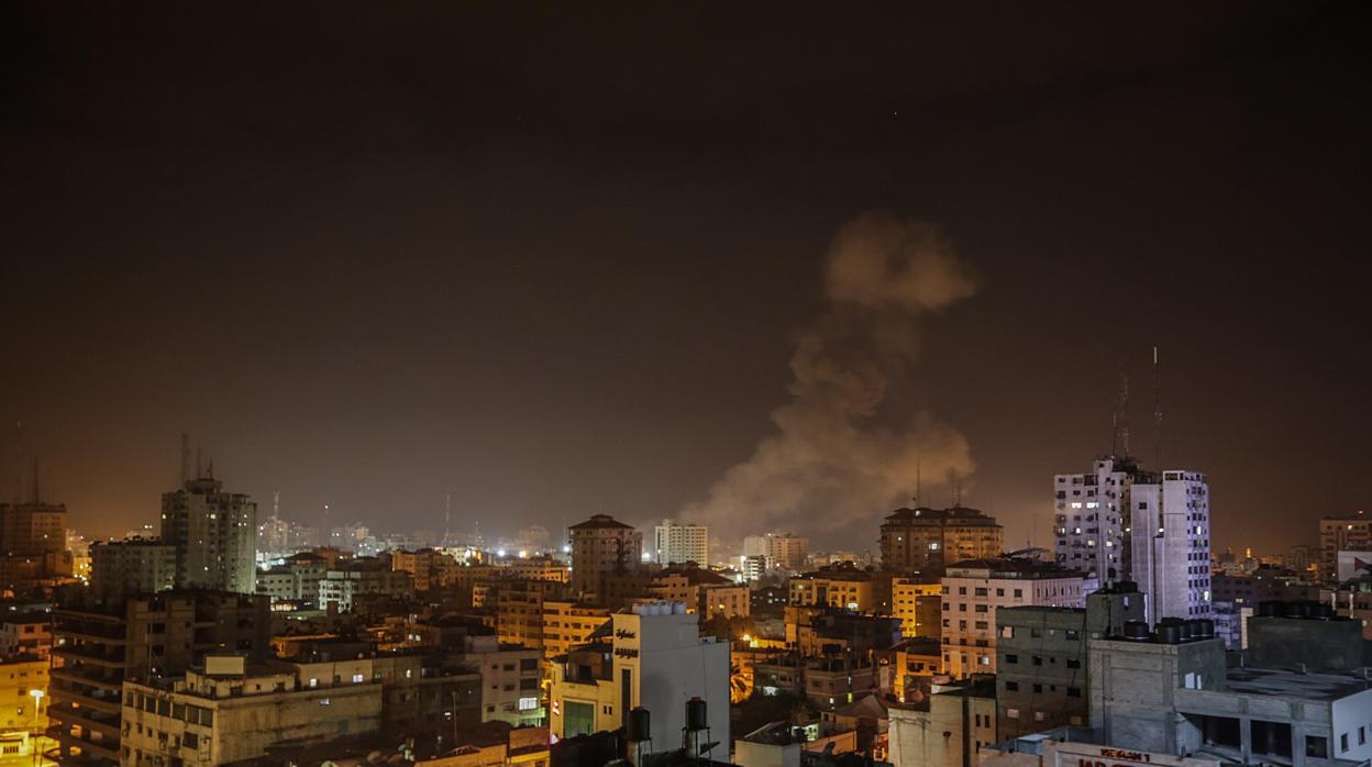 La ciudad de Gaza anoche durante los bombardeos