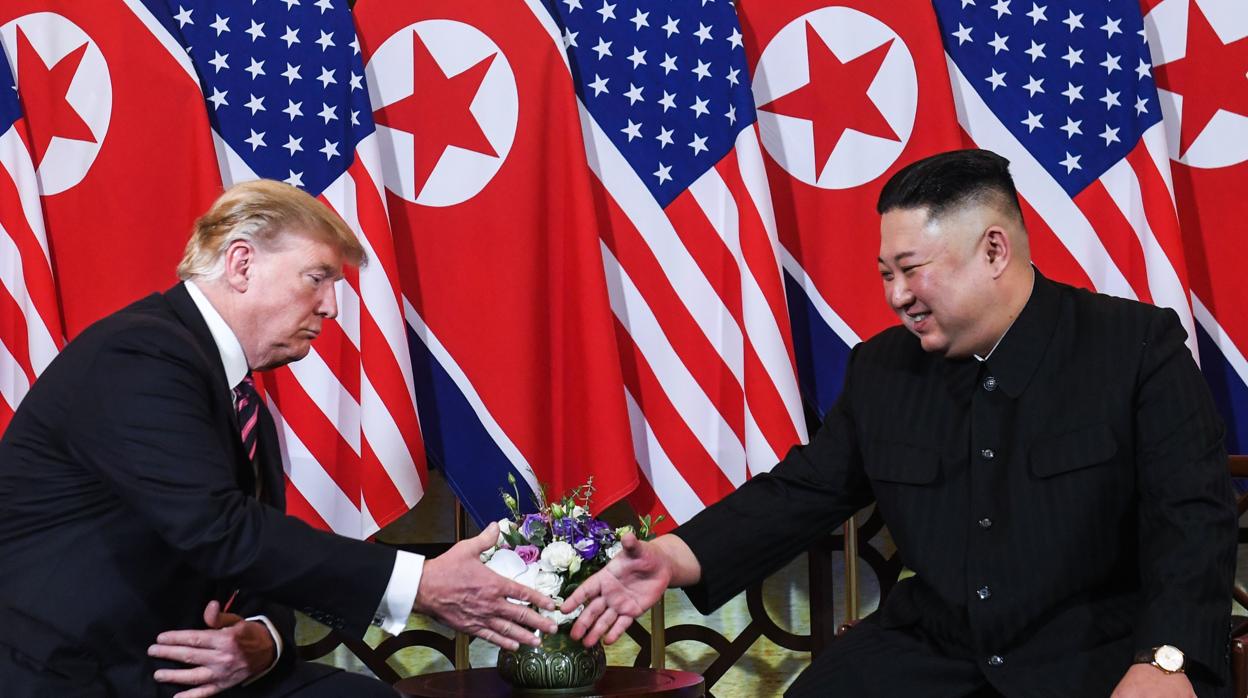 Donald Trump y Kim Jong Un, durante su encuentro en Hanói