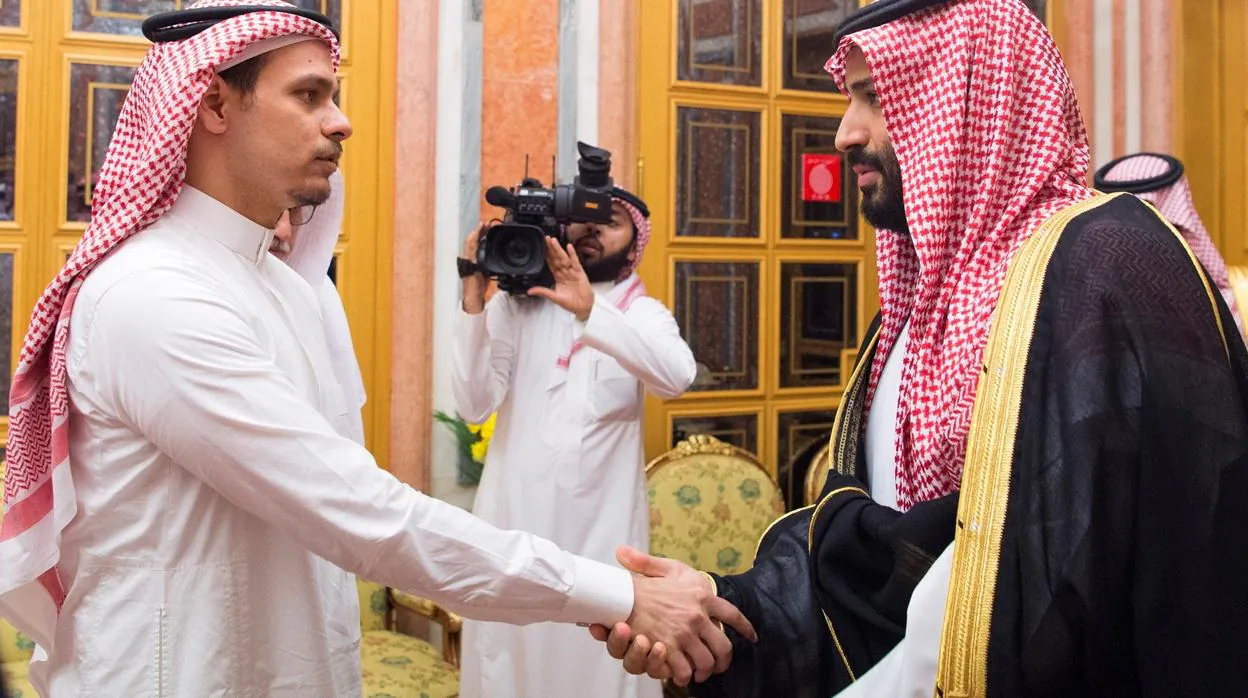 El Príncipe heredero de Arabia Saudí (a la derecha), Mohamed bin Salman recibe a Salah bin Jamal Khashoggi, uno de los hijos del periodista saudí asesinado