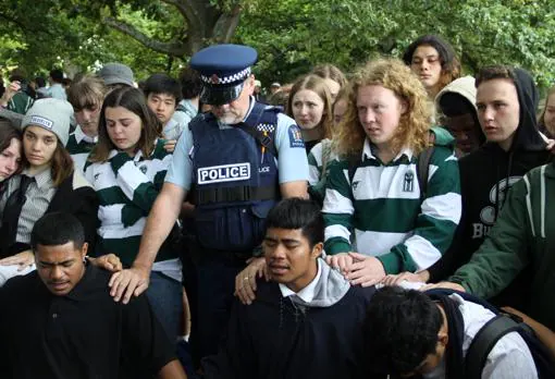Abrazados a la Policía, jóvenes de todas las razas y religiones cantan juntos en Christchurch para recordar a las víctimas de la masacre y mostrar su solidaridad y unión