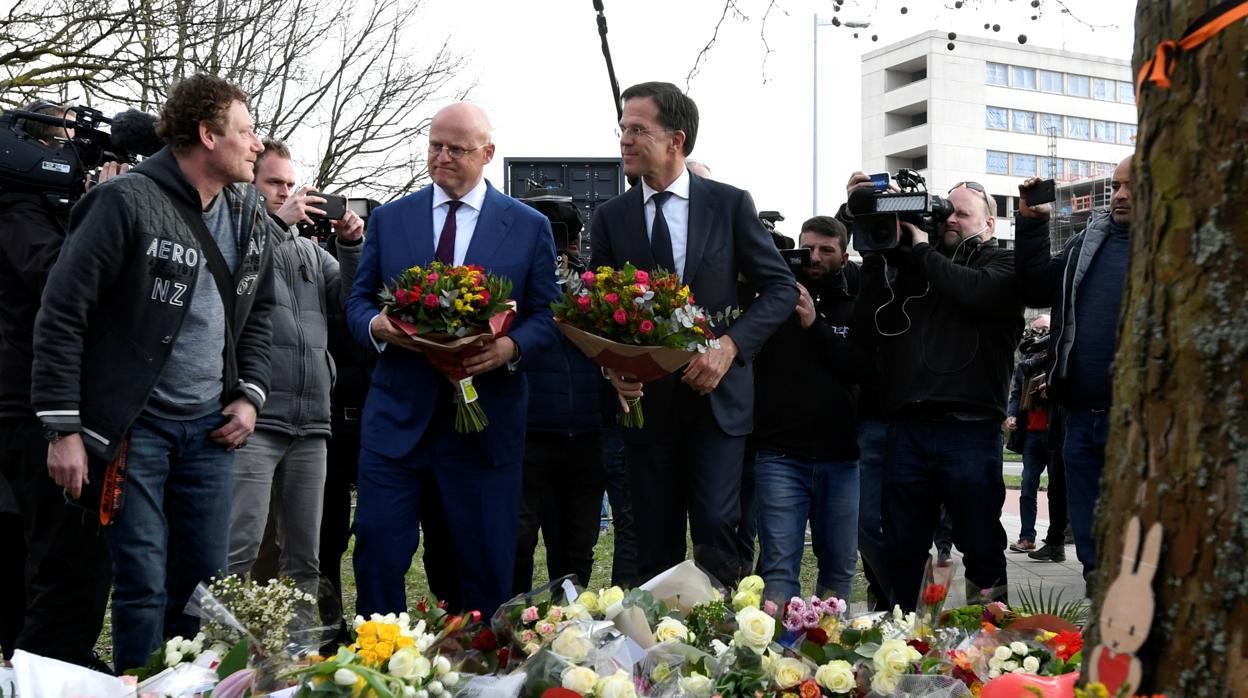 El primer ministro holandes y el ministro de justicia durante un acto en memoria de las víctimas