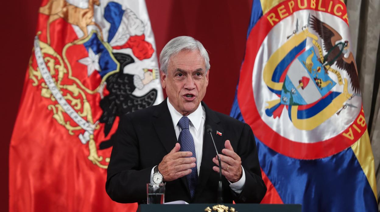 El presidente de Chile, Sebastián Piñera, participa en una conferencia de prensa este jueves en el Palacio de La Moneda en Santiago de Chile