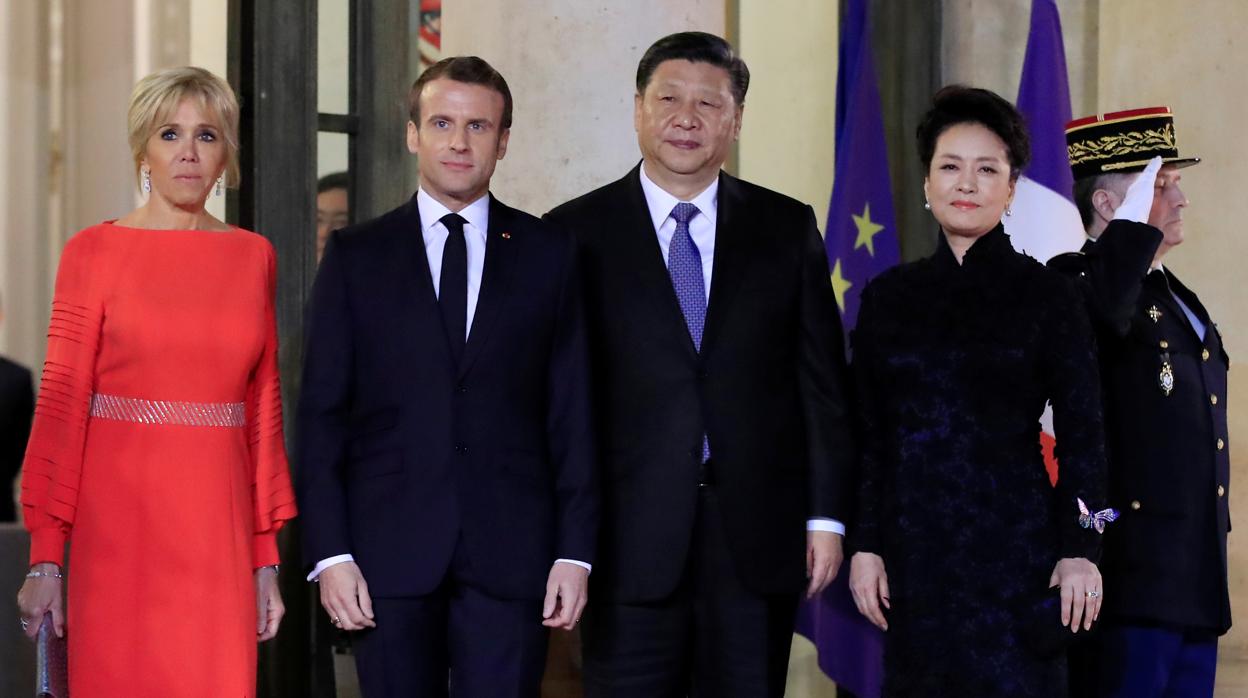 El presidente francés, Emmanuel Macron, y su esposa Brigitte, junto al presidente chino, Xi Jinping ,y su esposa Peng Liyuan, en el Palacio del Elíseo este domingo
