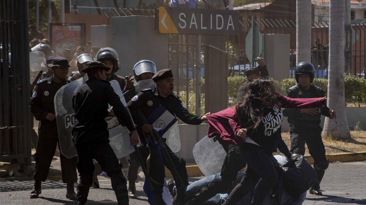 Policías antidisturbios interrumpen una manifestación este sábado, en Managua