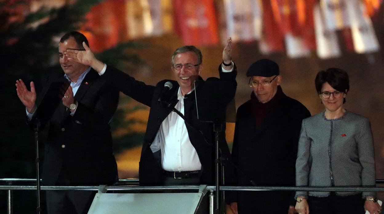 Mansur Yavas, el ganador de la alcaldía de Ankara, saluda a sus partidarios en Ankara
