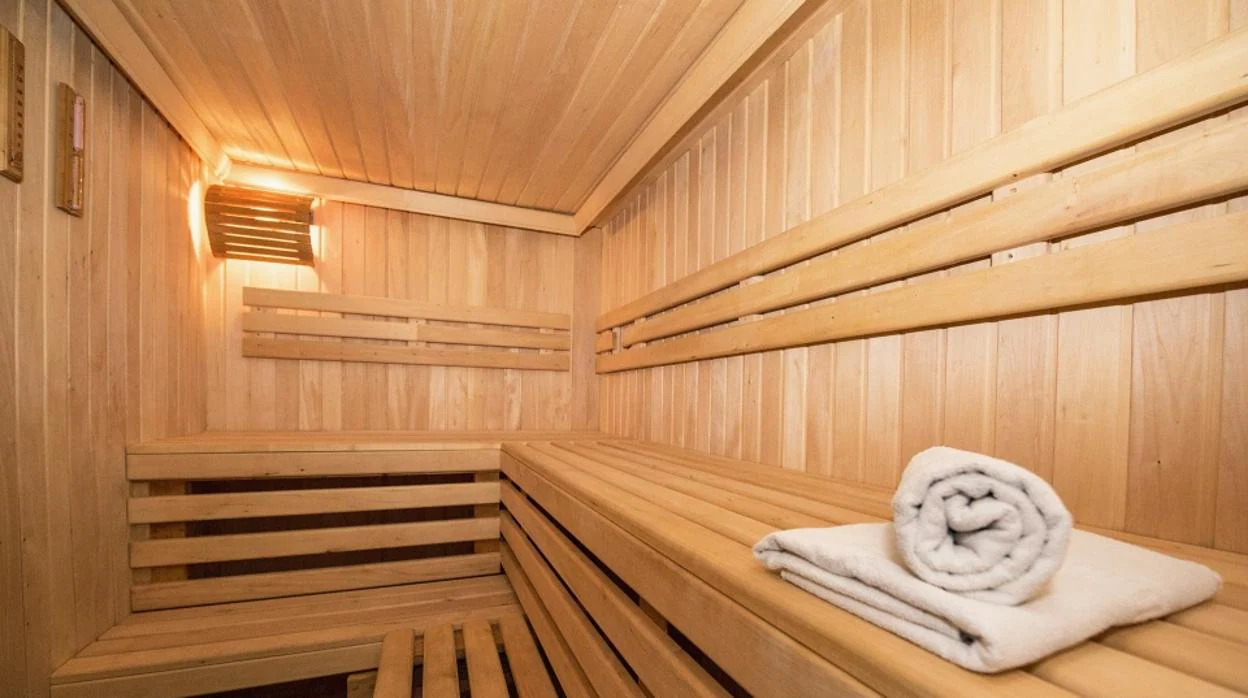 Un policía sueco desnudo detiene a un fugitivo mientras visita una sauna