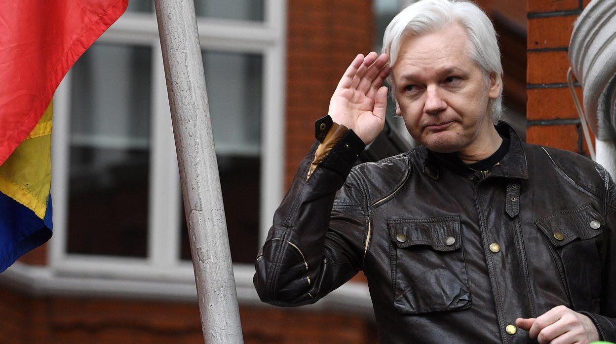 Assange será expulsado de la embajada ecuatoriana de Londres dentro de «unas horas o días»