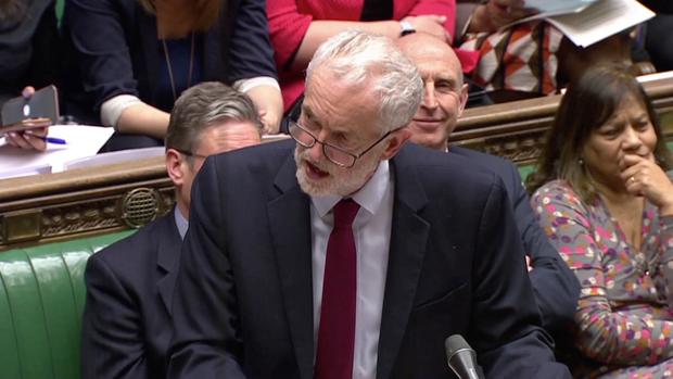 El diálogo directo de May con Corbyn parte también en dos a los laboristas