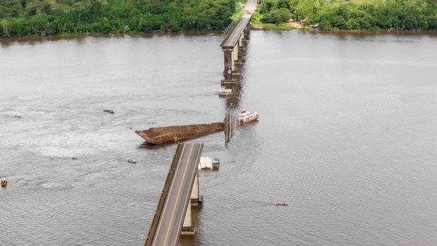 La colisión de una embarcación derriba parte de un puente en Brasil