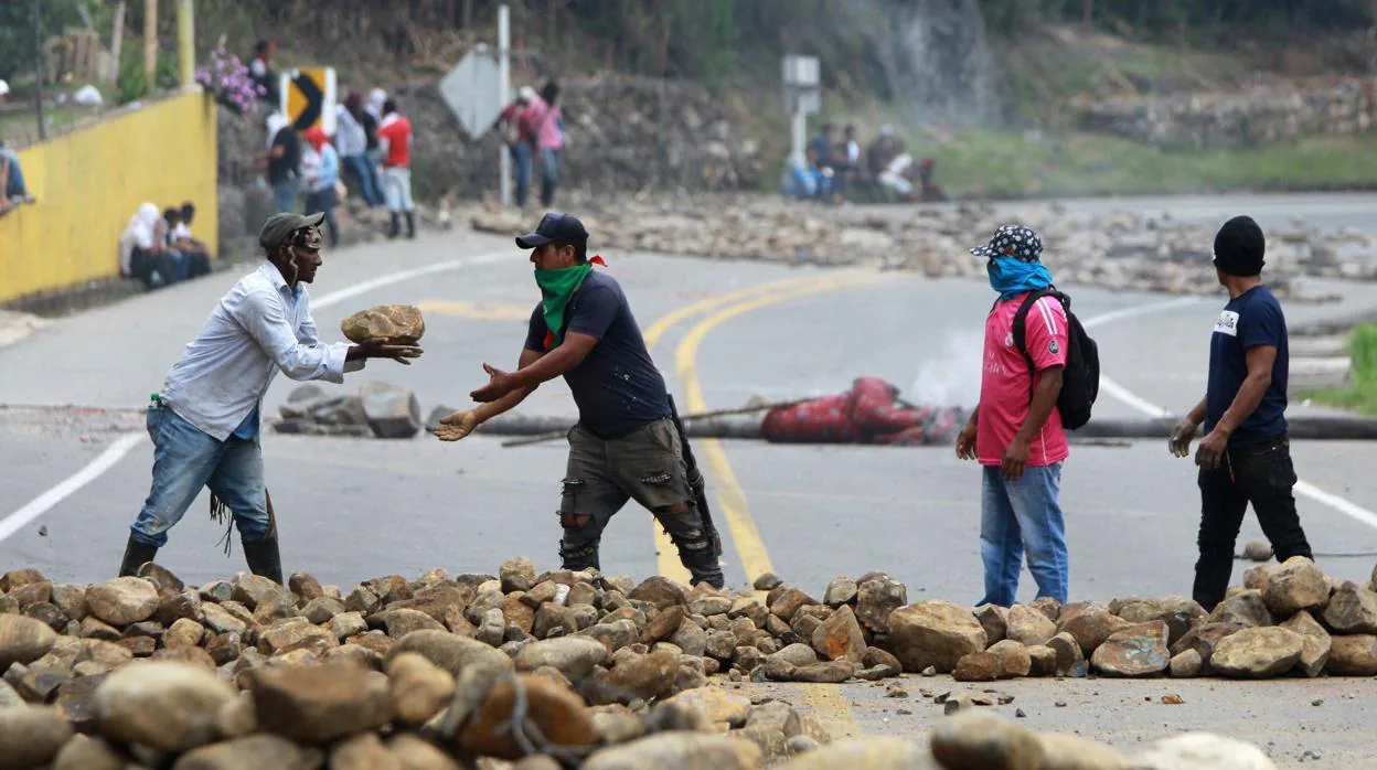 Indígenas bloquean un tramo de la vía Panamericana, en el municipio de Santander de Quilichao (Colombia)