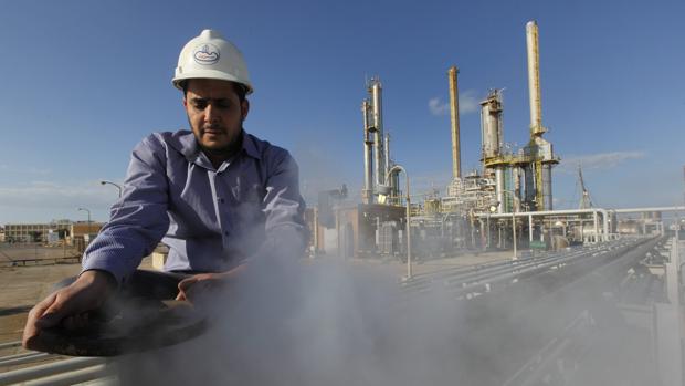 Suben los precios del petróleo por el recrudecimiento de la guerra civil en Libia
