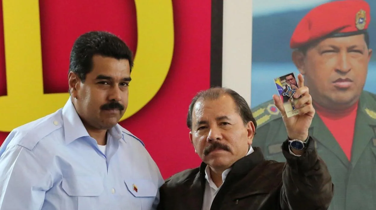 Daniel Ortega, (derecha) durante una visita a Nicolás Maduro en Venezuela