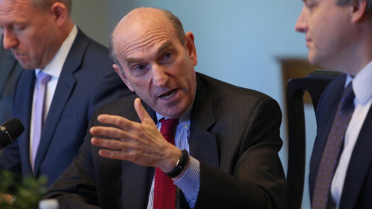 El enviado especial de EE.UU. para Venezuela, Elliot Abrams, durante la rueda