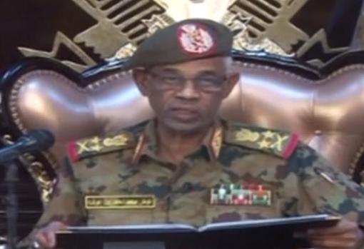 El ministro de Defensa sudanés, Ahmed Awad Ibnouf, anuncia que el presidente Omar al-Bashir fue destituido del poder