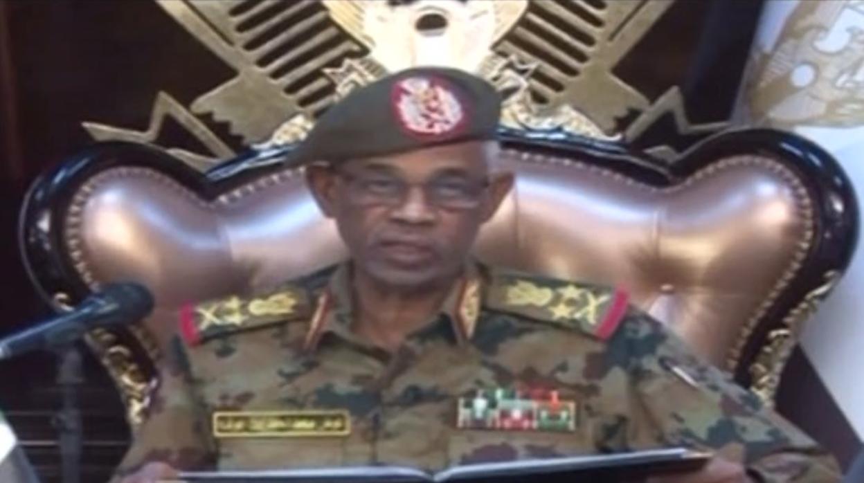 El ministro de Defensa sudanés, Ahmed Awad Ibnouf, el 25 de noviembre de 2018
