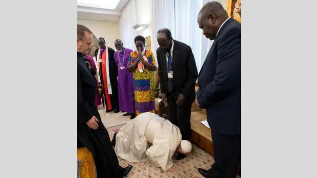 El Papa besa los pies en el Vaticano a los líderes enfrentados de Sudán del Sur