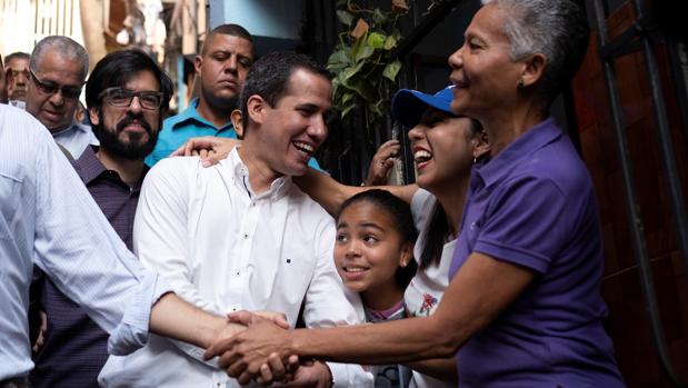 Guaidó distribuye ayuda humanitaria en un barrio pobre de Caracas