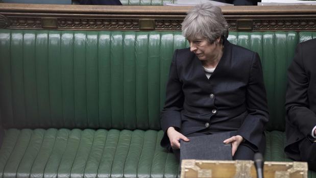 Theresa May vende a duras penas en Londres el «Brexit de Halloween»