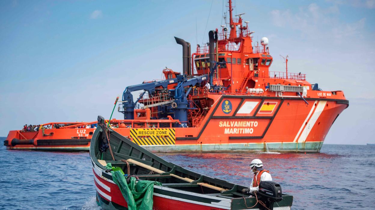 Un miembro de la agencia de búsqueda y rescate marítimo Salvamento Marítimo regresa a su embarcación a bordo de un bote utilizado por migrantes varados en el Estrecho de Gibraltar al final de una operación de rescate con la Guardia Civil Española