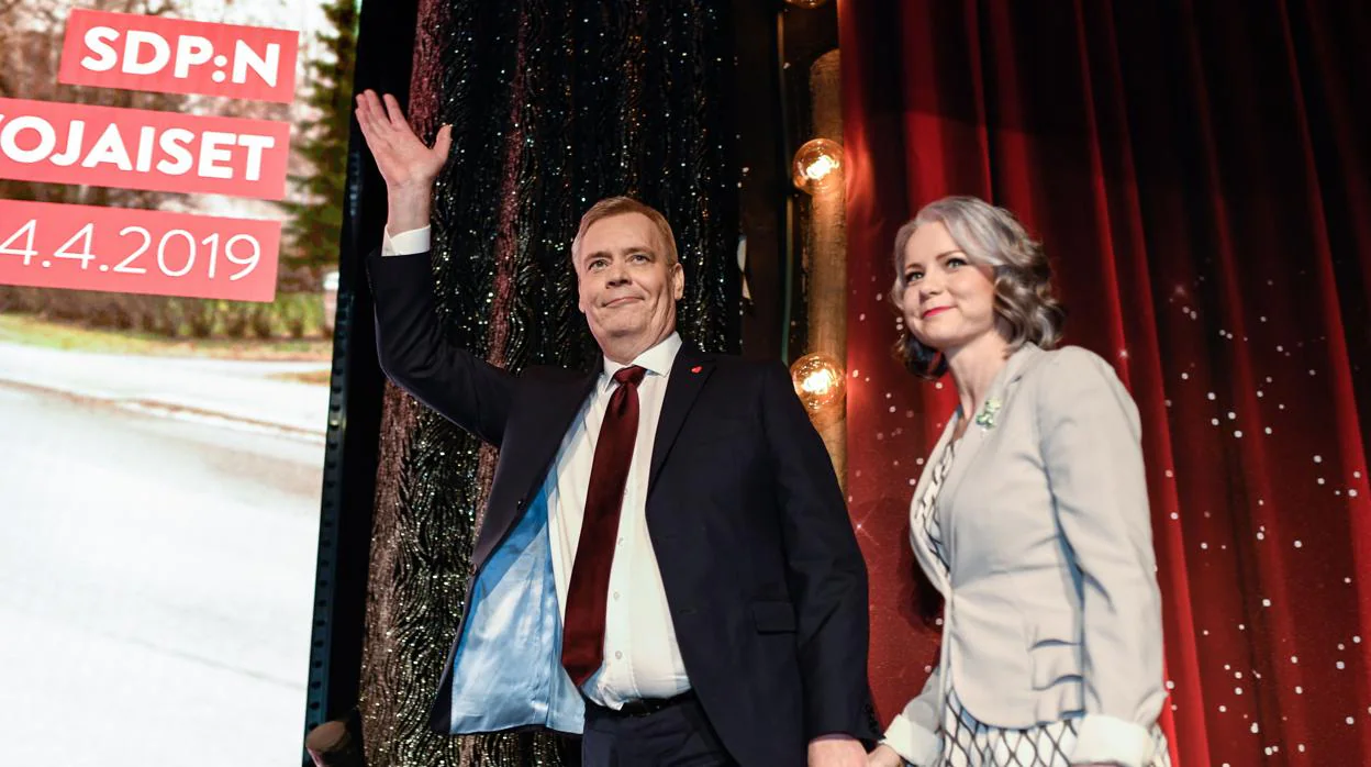 El líder de los socialdemócratas, Antti Rinne, junto a su esposa
