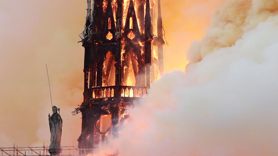 El fuego devora la Catedral de Notre Dame de París