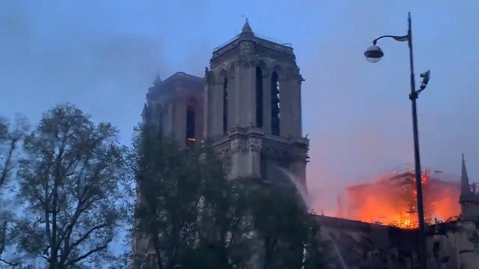 Incendio de Notre Dame: Continúan los esfuerzos para sofocar el fuego