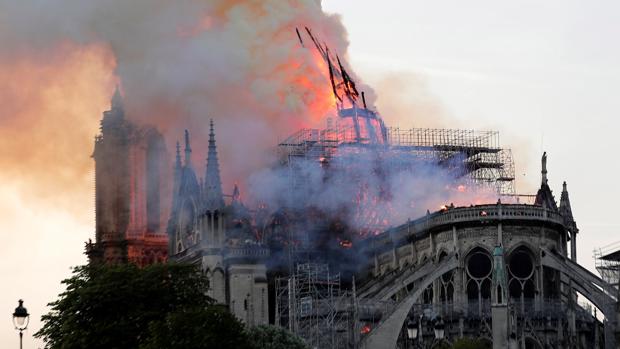 Notre Dame, incendio de la Catedral de París en directo: Macron: «Está ardiendo una parte de todos nosotros»