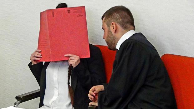 La madre de la niña esclava yazidí testificará en el juicio en Alemania