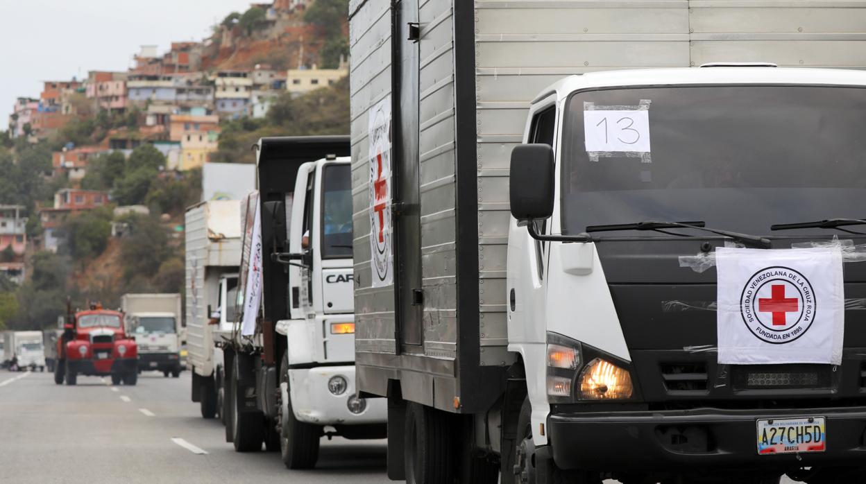 Camiones que se suponen que llevan la ayuda humanitaria, en una autopista a las afueras de Caracas