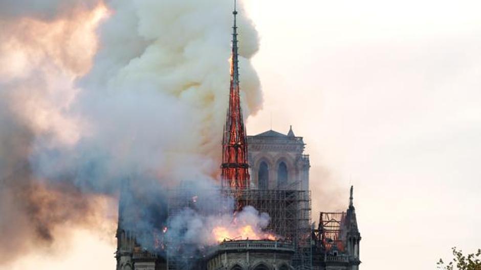 Así es como se ve por dentro Notre Dame un día después del incendio