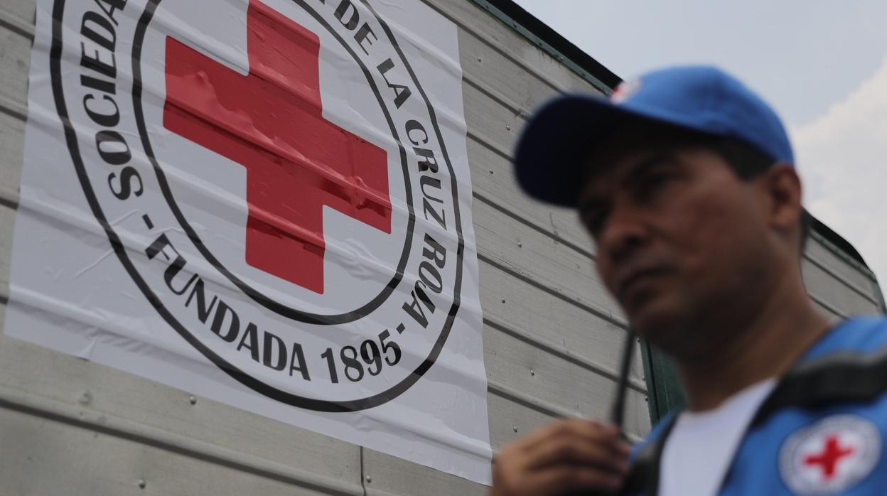 Vehículos de la Cruz Roja llegan a una sede del organismo ayer martes en Caracas